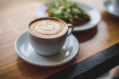 Latte art: dibujos efímeros de espuma sobre el café