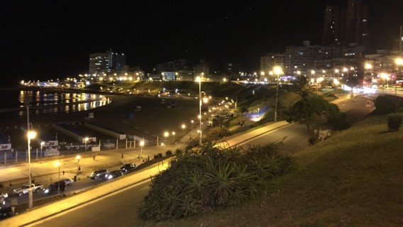 Playa Varese de noche
